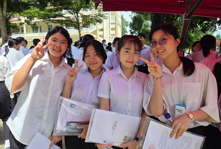 Thí sinh tự tin, rạng rỡ chuẩn bị bước vào bài thi môn Toán. z6743930381132-18900f12b7e7d3450de9182c5b9d4657.jpg