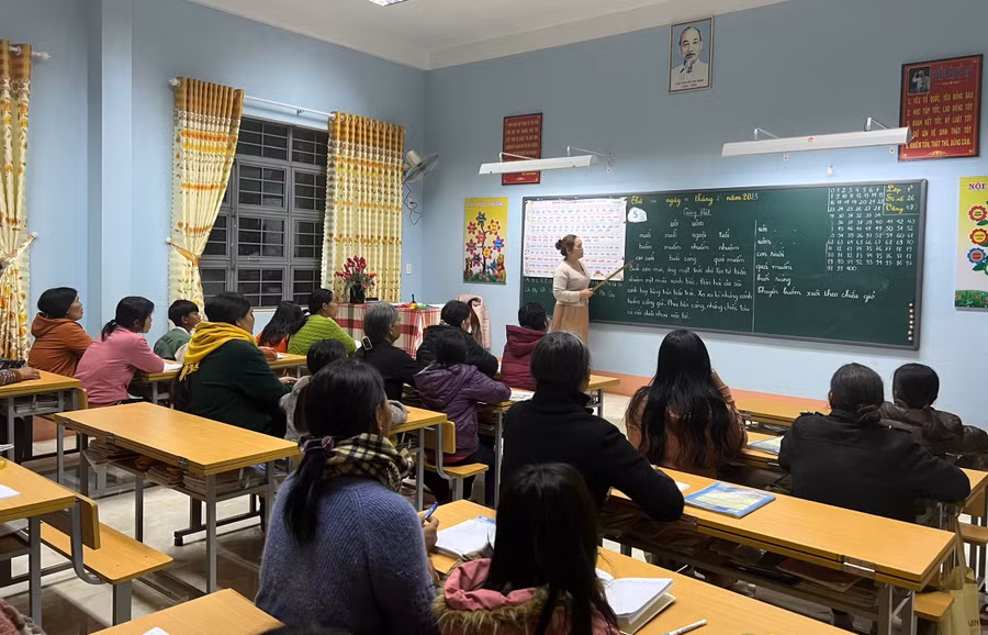 Lớp học xóa mù chữ ở Gia Lai.
