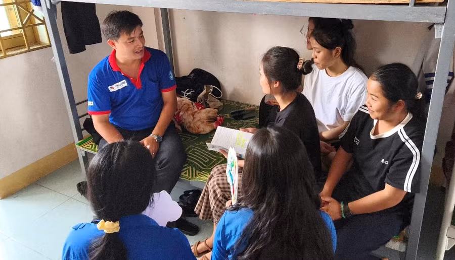 Giáo viên Trường THCS và THPT Liên Việt Kon Tum thăm hỏi, động viên những thí sinh nhà xa về ở tại trường để thuận tiện việc dự thi.