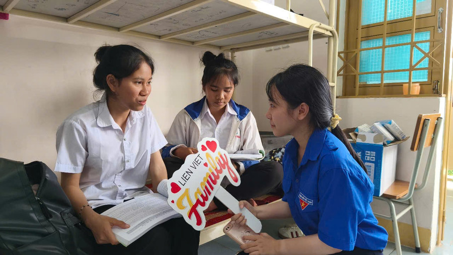 Tình nguyện viên thăm hỏi, động viên các sĩ tử ở lại khu kí túc xá của Trường THCS và THPT Liên Việt Kon Tum. z6740931791157-c8f8ac1d3d96465d9802d70f64037f49.jpg