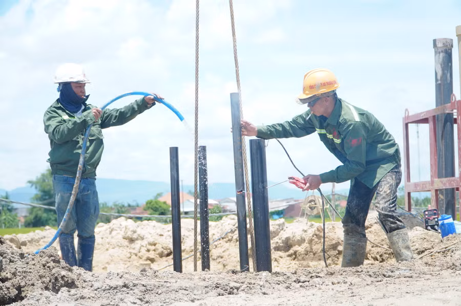 Không quản nắng mưa, các công nhân chia ca thi công ngày, đêm.