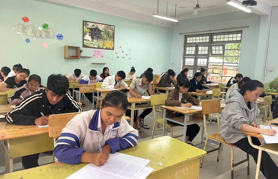 Học sinh Trường THPT Phan Bội Châu (Kon Tum) chuẩn bị cho Kỳ thi tốt nghiệp THPT 2025.