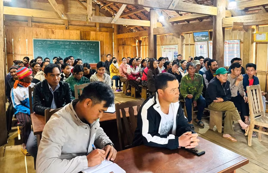 Người dân Măng Đen tham gia buổi định hướng phát triển du lịch cộng đồng.