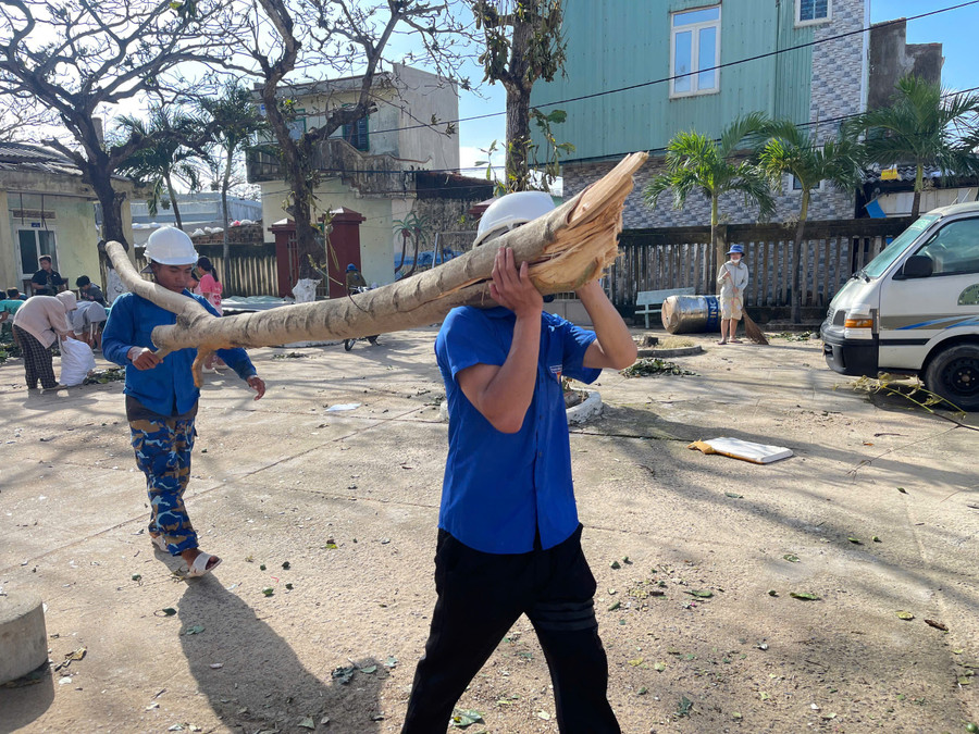 Đoàn xã Nhơn Châu cùng lực lượng chức năng, người dân hỗ trợ chặt, tỉa cây gãy đổ. z7203059348534-075a99397f906d32cb62d68d794e8c25.jpg