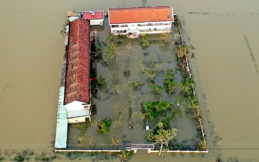 Trường Tiểu học số 2 Phước Sơn chìm trong biển nước.