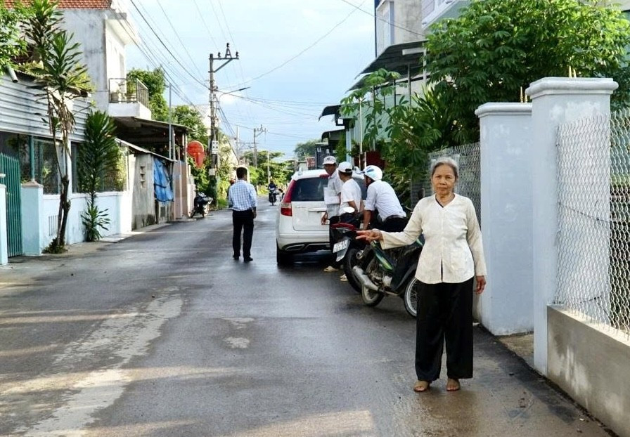 Bà Đinh Thị Cần hiến đất làm đường để người dân, học sinh thuận lợi hơn trong việc đi lại. z7041339267191-d348d31fdcefc02eed4f6629c5ee5074.jpg