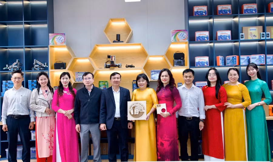 Lãnh đạo Sở GD&ĐT Gia Lai đến thăm phòng học STEM tại Trường THPT Quốc học Quy Nhơn.