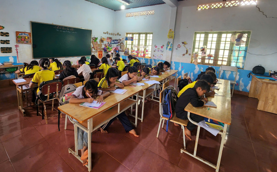 Lớp ghép 4+5 với 24 học sinh ở làng Nú 1. z6678201065559-e00fdd5f0ef9cdff0db56d4c329ccde9.jpg