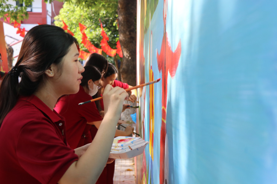 Học sinh cùng nhau vẽ bức tranh “Đất Võ Trời Văn”. img-9554.jpg