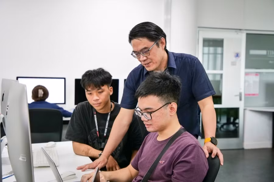 Tiến sĩ Huo Chong Ling hướng dẫn sinh viên. (Hình: RMIT).