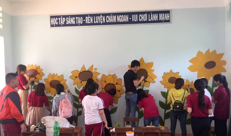 Câu lạc bộ năng khiếu hội họa điểm tô những bức tường cũ kỹ ở trường vùng khó bằng hình ảnh sống động. 51361457-2217985795086204-7797368956720775168-n-5848.jpg
