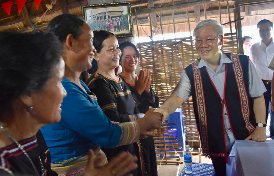 Tổng Bí thư Nguyễn Phú Trọng gặp gỡ người dân thôn Kon Rờ Bàng vào năm 2017.