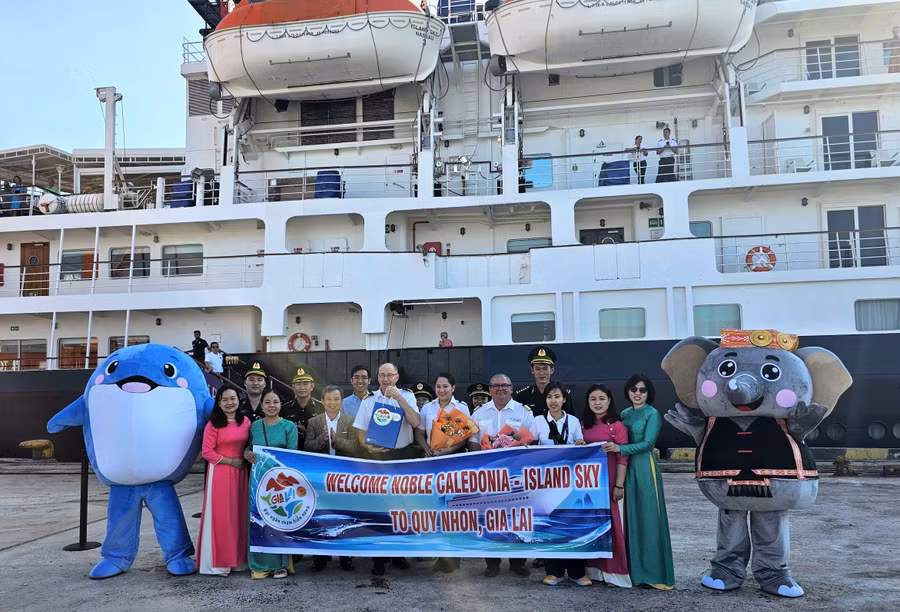 Tàu du lịch quốc tế đưa du khách tham quan miền đất võ.