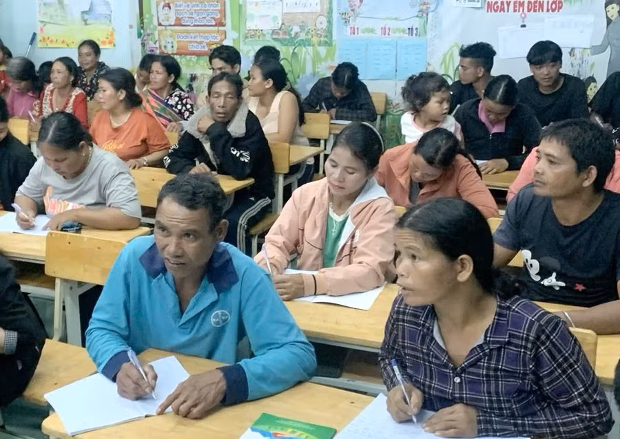 Học viên tại lớp xóa mù chữ ở Ya Ly.
