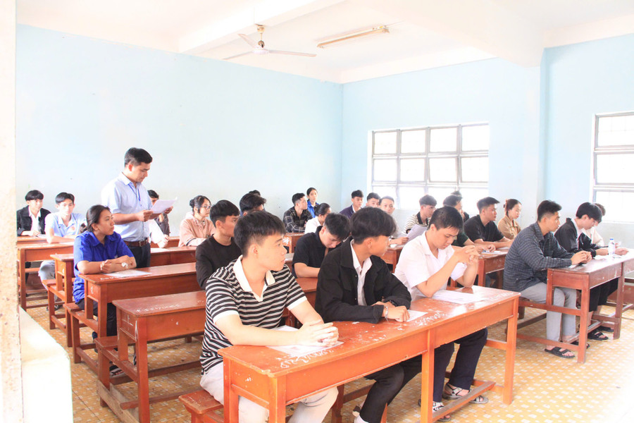 Thí sinh tự do tại điểm thi Trường THCS Nguyễn Du. z6740806993796-3eb9a7faac627826de73884fc81926e0.jpg