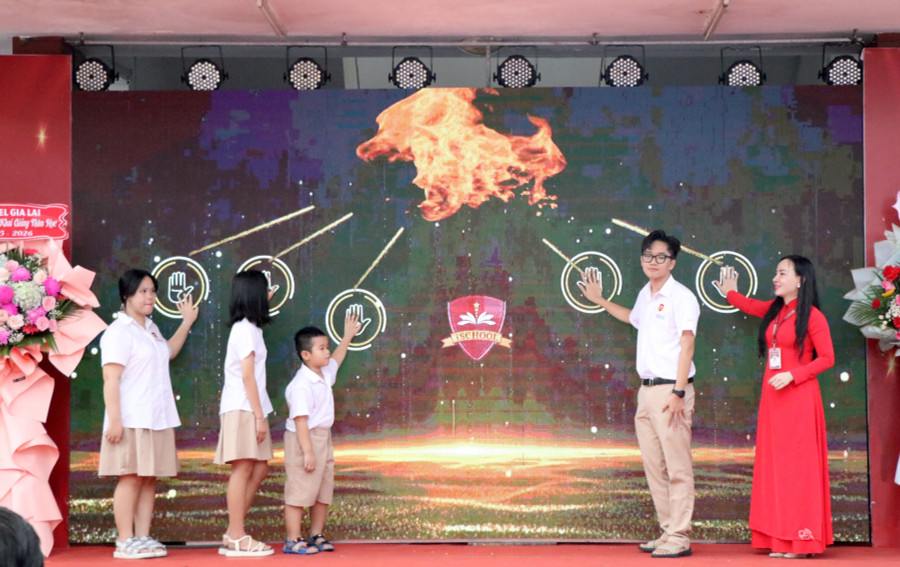 Lễ truyền lửa đầu năm học mới đến học sinh nhà trường. img-4107.jpg