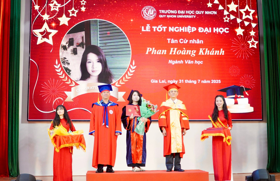 Trường Đại học Quy Nhơn trao bằng tốt nghiệp cho tân cử nhân.