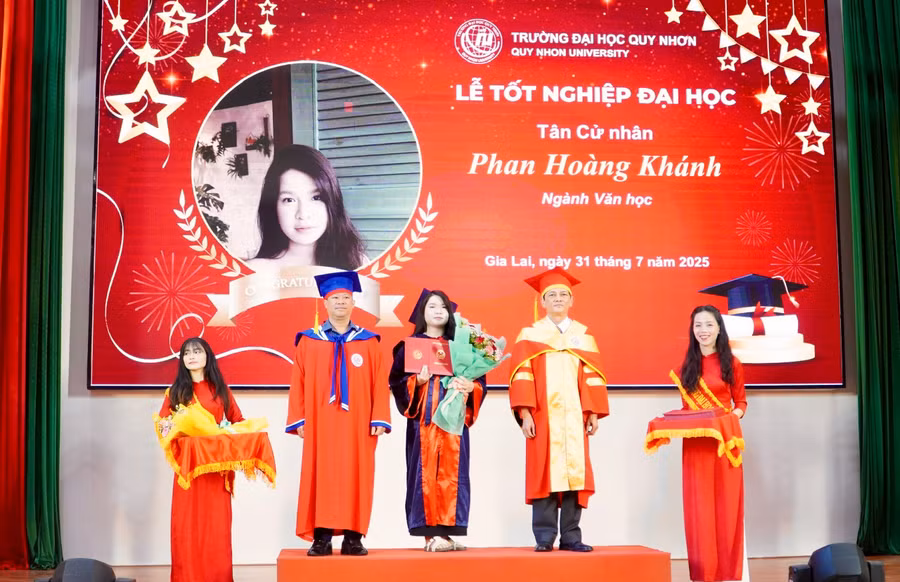 Trường Đại học Quy Nhơn trao bằng tốt nghiệp cho tân cử nhân.