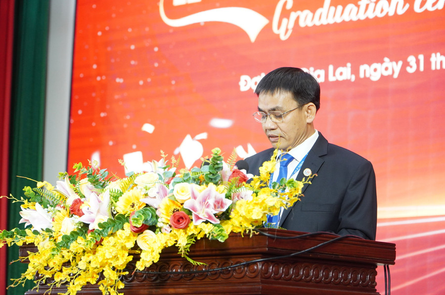 Assoc. លោកសាស្ត្រាចារ្យបណ្ឌិត Doan Duc Tung សាកលវិទ្យាធិការនៃសាកលវិទ្យាល័យ Quy Nhon បាននិយាយនៅក្នុងពិធីនេះ។ z6858300879697-db1ce87964422b68e7e162ac00e76b3b.jpg