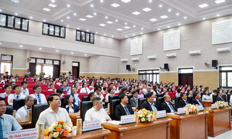 Các đại biểu tham dự lễ công bố Hội đồng trường và Chủ tịch Hội đồng Trường Đại học Quy Nhơn, nhiệm kỳ 2025-2030. z6831981176368-0aaa7fc94898662a71f7b19b55b96d9a.jpg