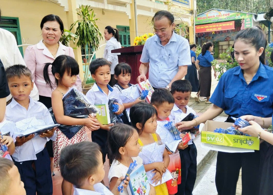 Ông Nguyễn Ngọc Thái, Giám đốc Sở GD&ĐT Quảng Ngãi tặng quà cho học sinh.