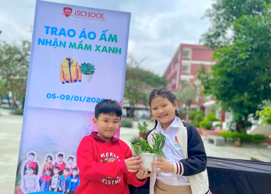 Học sinh Trường Hội nhập Quốc tế iSchool Quy Nhơn “Trao áo ấm – Nhận mầm xanh”.
