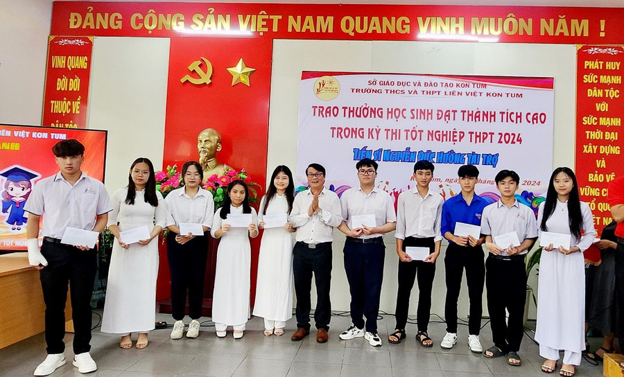 Thầy Lê Đắc Tường, Hiệu trưởng Trường THCS và THPT Liên Việt Kon Tum trao thưởng cho học sinh.