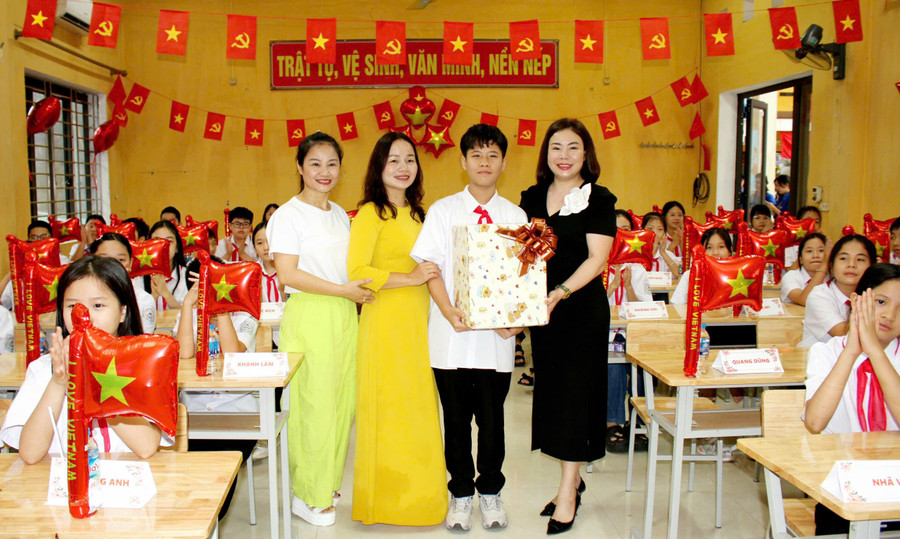 Thầy cô giáo cùng đại diện cha mẹ học sinh trường THCS Nha Trang (Thái Nguyên) tặng quà học sinh lớp 6 tựu trường.