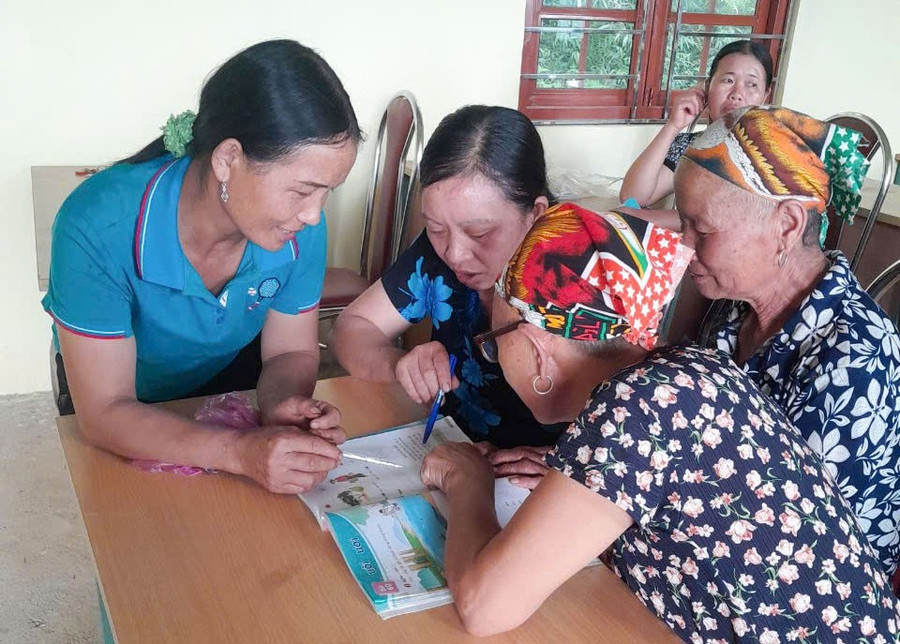 Người dân bên niềm vui con chữ.