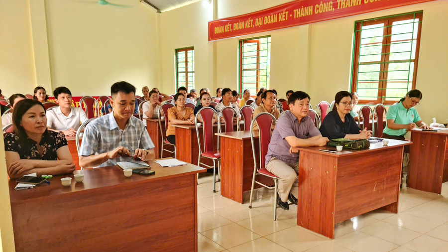 Các đại biểu, học viên tham dự lớp xóa mù chữ. lop-xoa-mu-chu.jpg