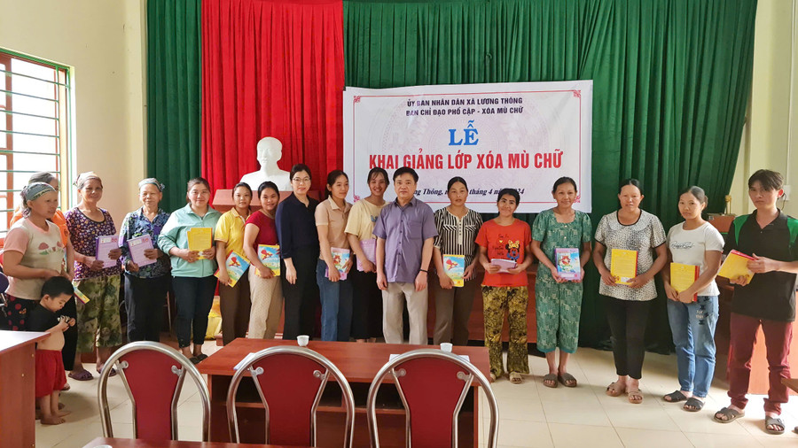Các học viên tham dự Lễ khai giảng lớp xóa mù chữ. lop-xoa-mu-chu-2.jpg