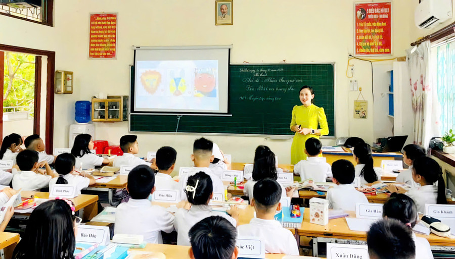 Giáo viên trường Tiểu học Chi Lăng (phường Lương Văn Tri, tỉnh Lạng Sơn) tích cực ứng dụng công nghệ, đem lại hứng thú cho học sinh. 46d8edab7030fb6ea221.jpg