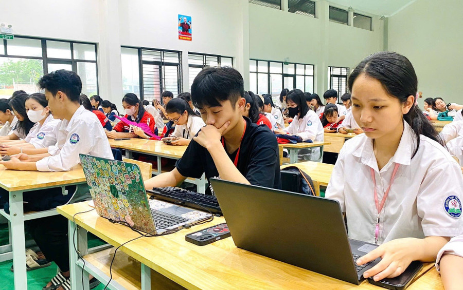Học sinh trường THPT Tức Tranh (tỉnh Thái Nguyên) được hướng dẫn tìm hiểu ứng dụng AI, nâng cao hiệu quả trong học tập. mo-hinh-1.jpg