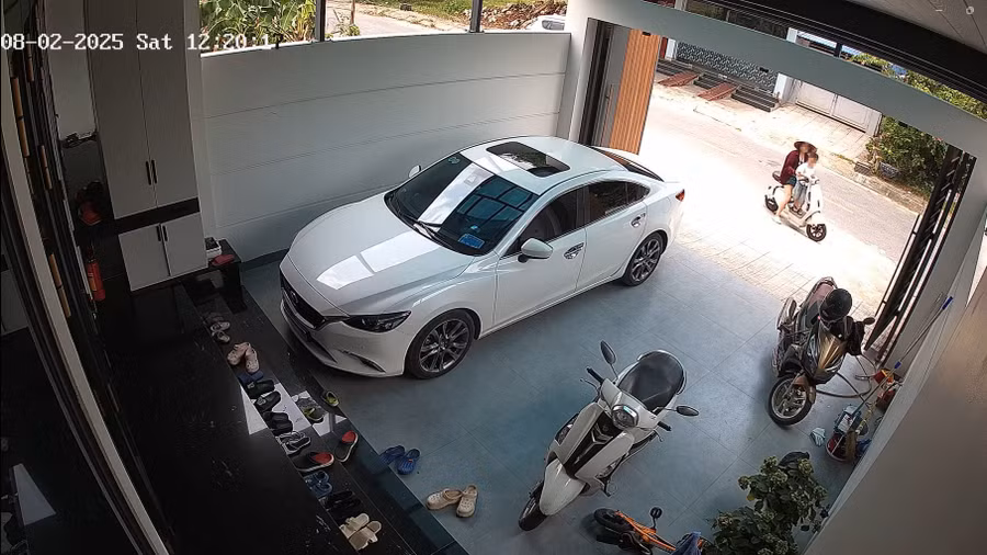 Cháu V.K.N. được một người phụ nữ tốt bụng đưa về nhà sau khi thấy cháu đi lạc ngoài đường.