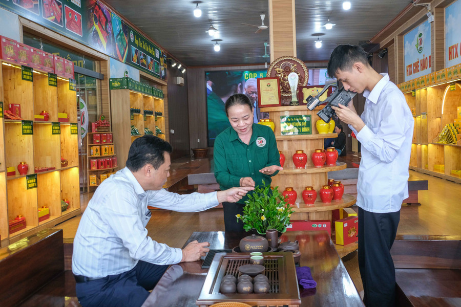 Phóng viên tác nghiệp tại Hợp tác xã chè Hảo Đạt. thuc-te-bao-chi-4.jpg