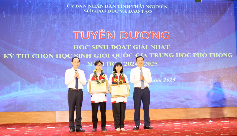 Ông Vũ Duy Hoàng, Trưởng Ban Tuyên giáo và Dân vận Tỉnh ủy; ông Nguyễn Linh, Phó Chủ tịch UBND tỉnh Thái Nguyên trao khen thưởng cho HS đoạt giải Nhất HS giỏi quốc gia. 