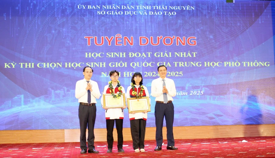 Ông Vũ Duy Hoàng, Trưởng Ban Tuyên giáo và Dân vận Tỉnh ủy; ông Nguyễn Linh, Phó Chủ tịch UBND tỉnh Thái Nguyên trao khen thưởng cho HS đoạt giải Nhất HS giỏi quốc gia. 