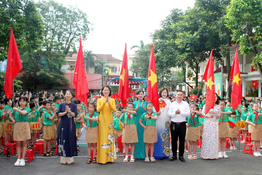 Thầy cô giáo cùng đại diện cha mẹ học sinh Trường Tiểu học Trưng Vương đón chào các em học sinh lớp 1. kg2.jpg