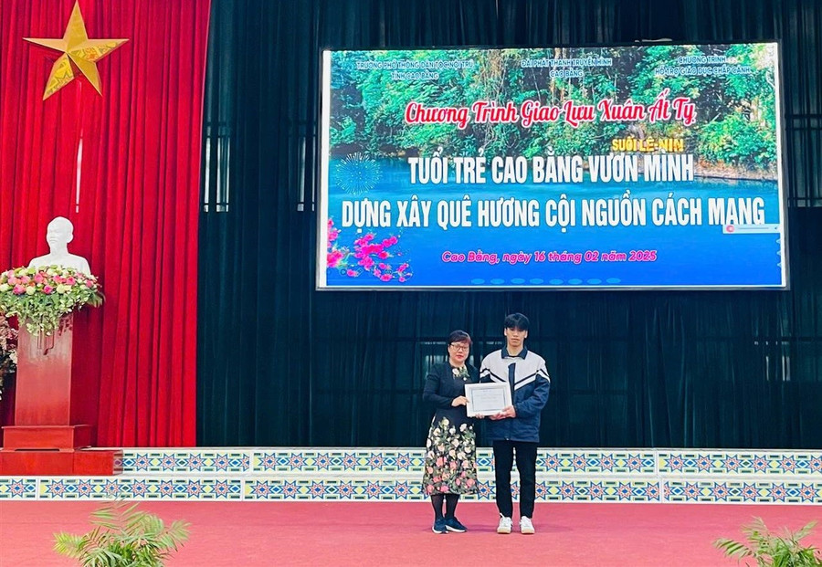 Em Nông Công Hào (Lớp 12A1, Trường PTDTNT tỉnh Cao Bằng) nhận học bổng Chương trình hỗ trợ giáo dục Chắp cánh. 