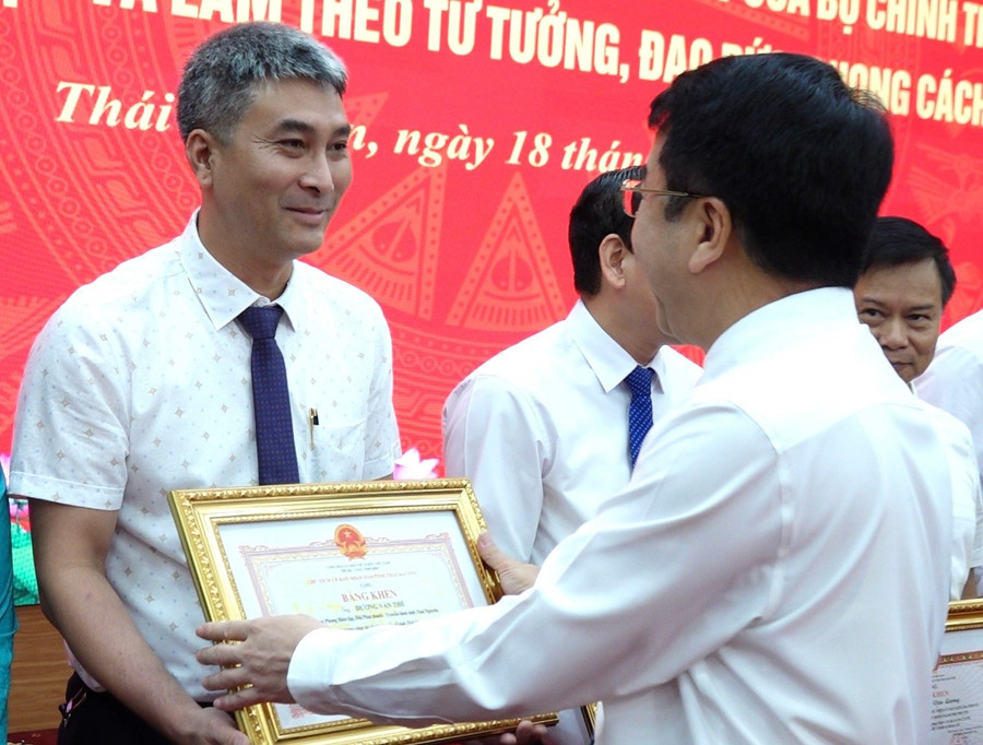 Nhà báo Ngô Sỹ Nha, Phó Trưởng Văn phòng Đại diện Báo Giáo dục và Thời đại Khu vực Việt Bắc nhận bằng khen của Chủ tịch UBND tỉnh Thái Nguyên. sequence-0100-12-02-14still010.jpg