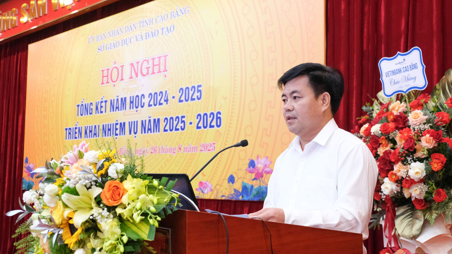 Phuc Hoa commune leaders presented a paper on building happy schools. lanh-dao-xa-phuc-hoa-cao-bang.jpg