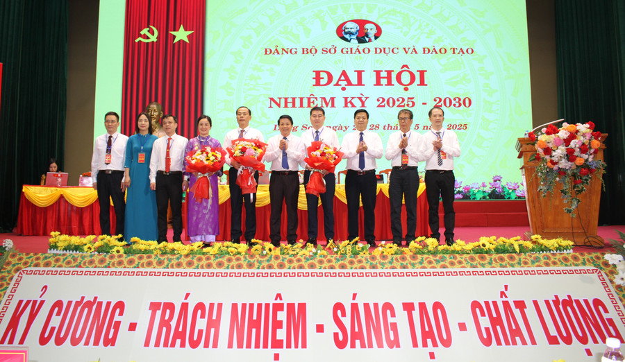 Lãnh đạo Đảng ủy UBND tỉnh Lạng Sơn tặng hoa chúc mừng Ban Chấp hành Đảng bộ Sở GD&ĐT nhiệm kỳ 2025 - 2030. 