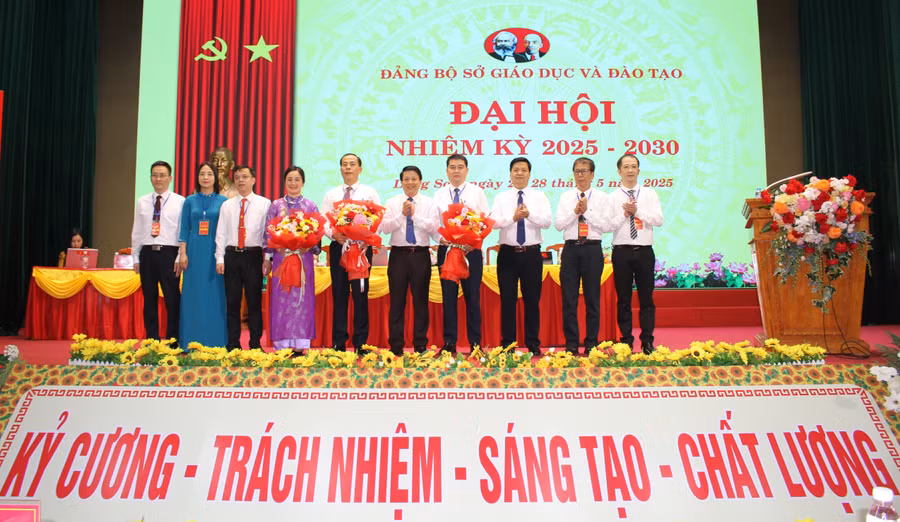 Lãnh đạo Đảng ủy UBND tỉnh Lạng Sơn tặng hoa chúc mừng Ban Chấp hành Đảng bộ Sở GD&ĐT nhiệm kỳ 2025 - 2030. 
