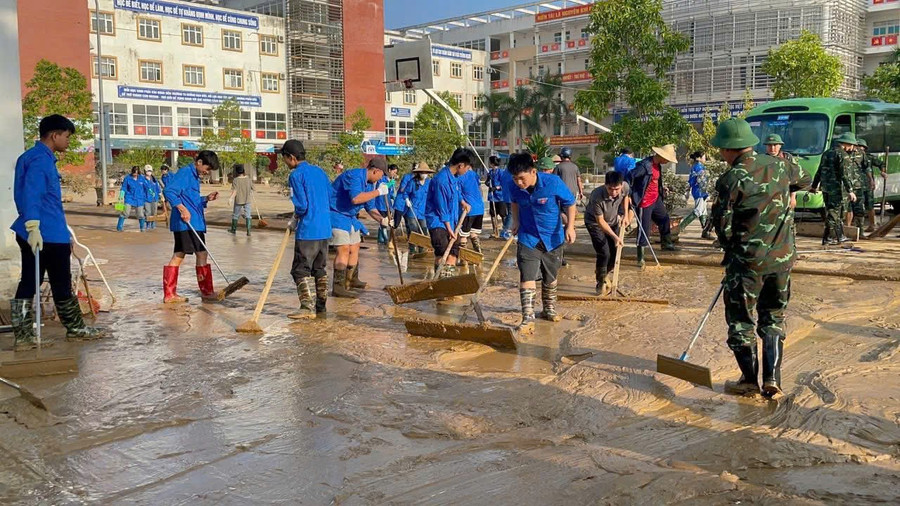 ຄູ-ອາຈານ ແລະ ນັກຮຽນຂອງໂຮງຮຽນໄດ້ສະໜັບສະໜູນໂຮງຮຽນແຫ່ງອື່ນໆ ໃນການອະນາໄມ ແລະ ແກ້ໄຂຜົນຮ້າຍຢ້ອນຫຼັງຈາກໄພນໍ້າຖ້ວມ. sc-3.jpg