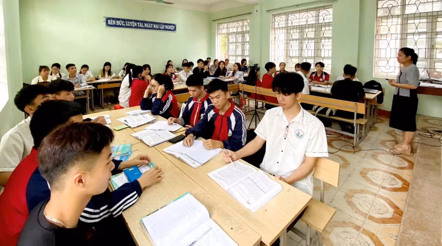 Cô và trò trường THPT Tràng Định (Lạng Sơn).