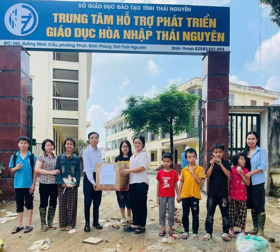 Lãnh đạo Sở GD&ĐT Thái Nguyên thăm, động viên, tặng quà hỗ trợ Trung tâm. dc78b9e47c93f1cda882.jpg