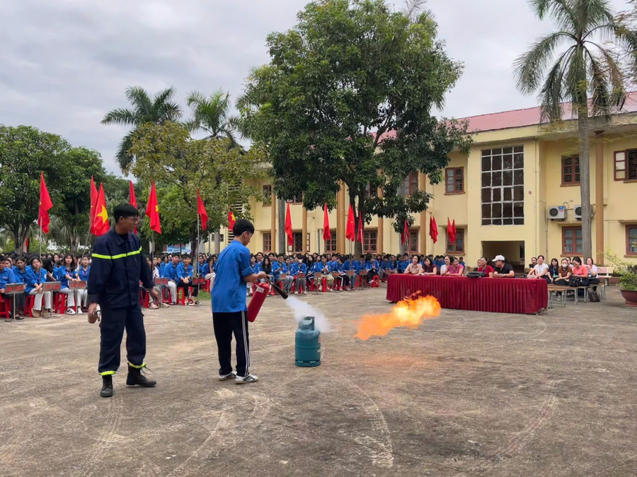 ນັກຮຽນໃນໂຮງຮຽນຝຶກທັກສະການປ້ອງກັນ ແລະ ຕ້ານອັກຄີໄພ. sc-1.jpg