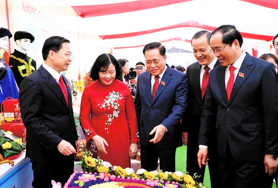 Các đại biểu thăm không gian trưng bày sản phẩm tỉnh Lạng Sơn. ls8.jpg