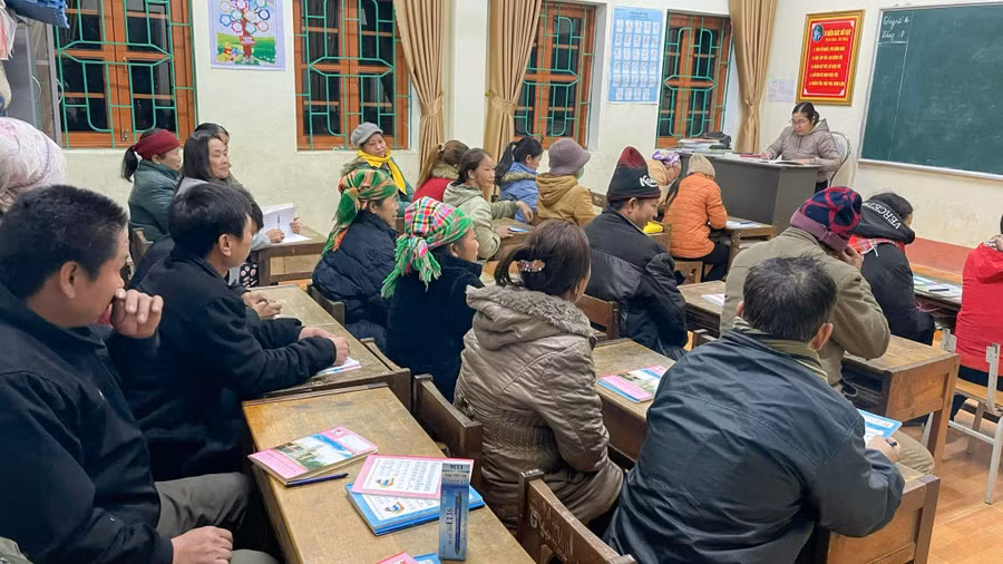 Lớp học xóa mù chữ được tổ chức tại các điểm trường hoặc nhà văn hóa xóm, bản, tạo thuận lợi cho người dân.