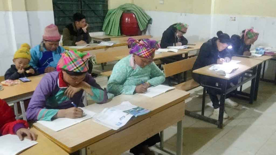 Khi lớp học xóa mù chữ tổ chức gần nhà, các học viên đi học thuận lợi, đầy đủ hơn. xoa-mu-chu-che-lech.jpg